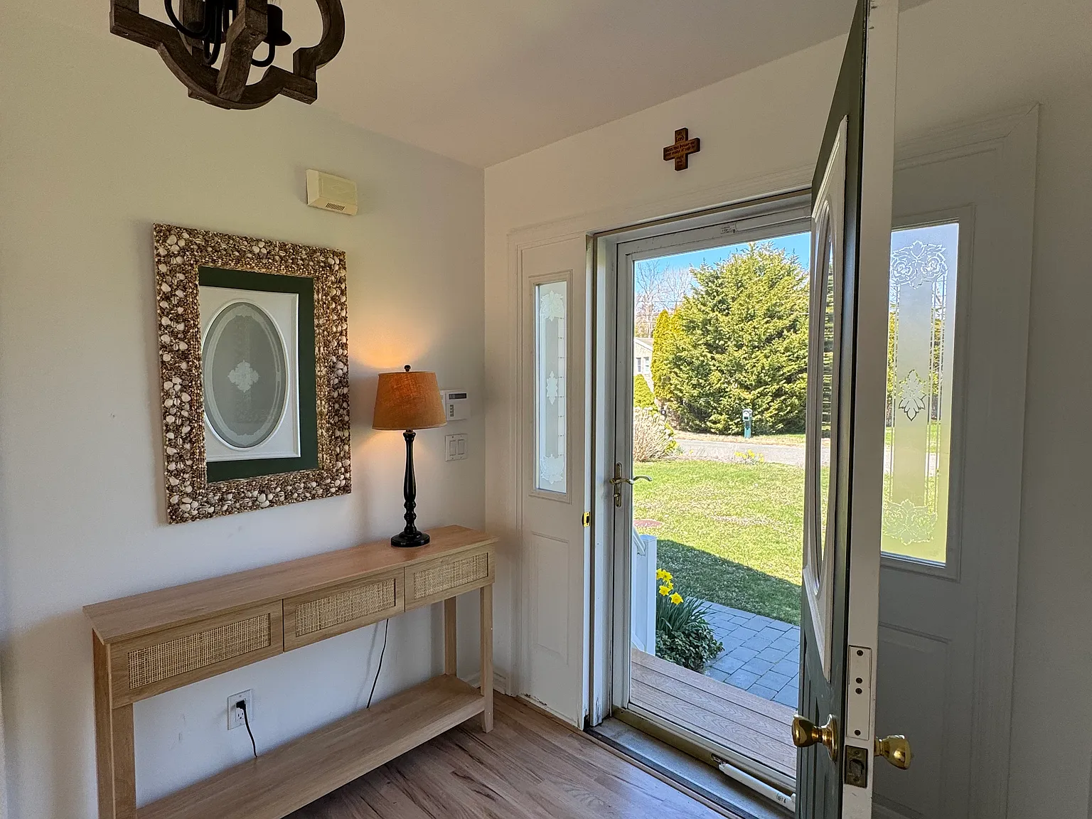 Waterfront Sunny Cottage by the Seaside — Photo 2