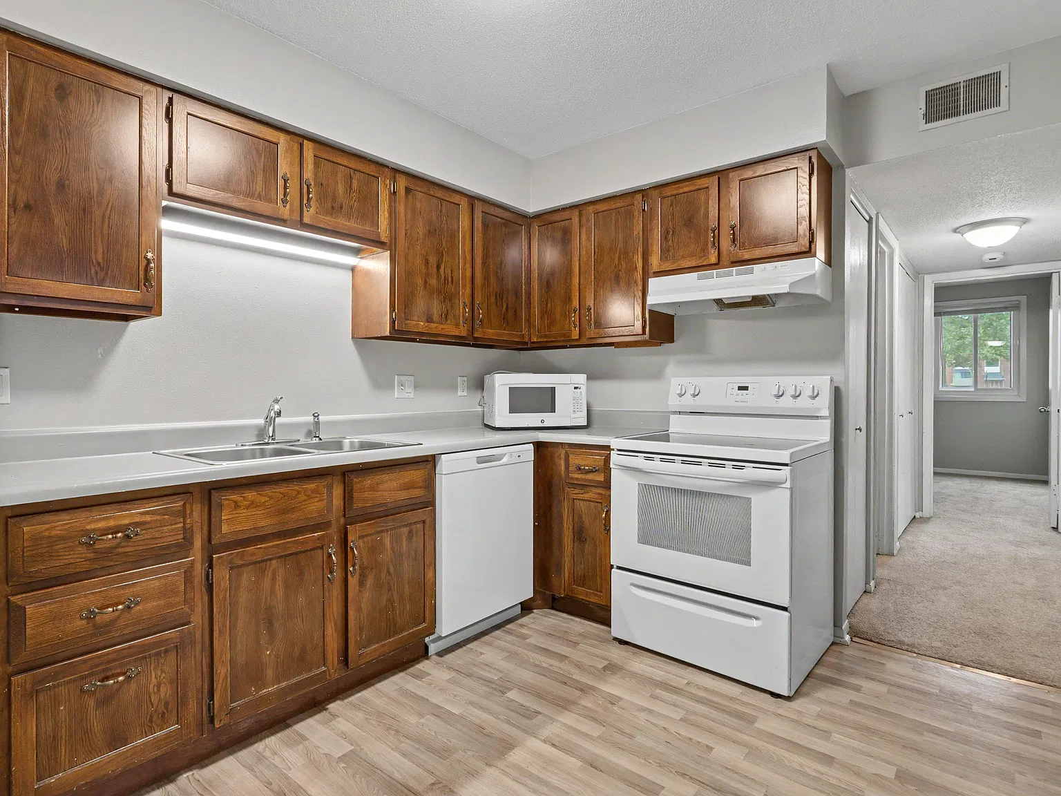 2 bed, 1.5 bath, 915 sqft, $925 — Photo 2