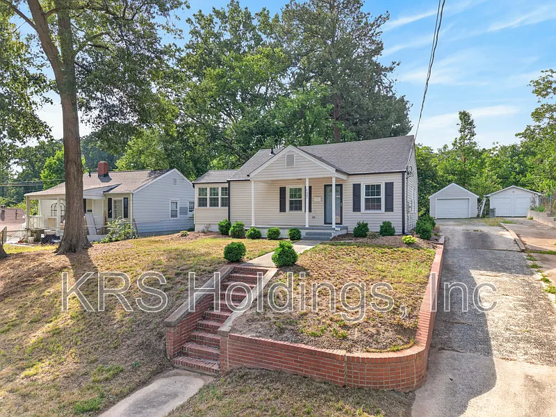 3 bed, 1.0 bath, 1136 sqft, $1,850 — Photo 3