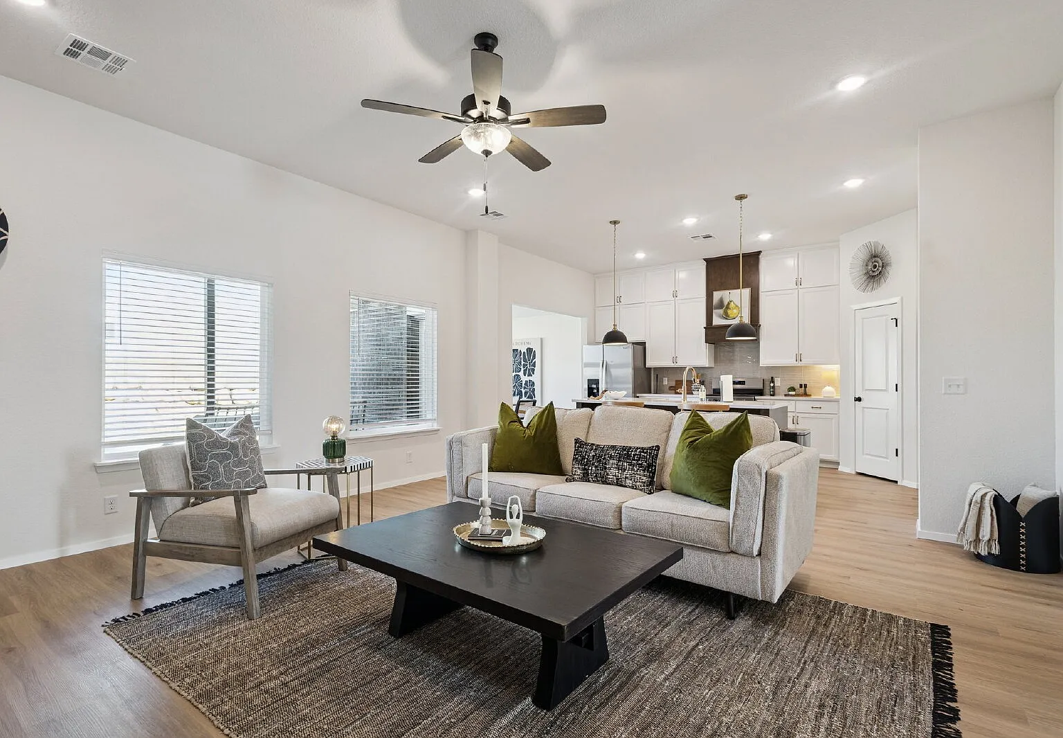 4 bed, 2.5 bath, 2068 sqft, $5,000 — Photo 2