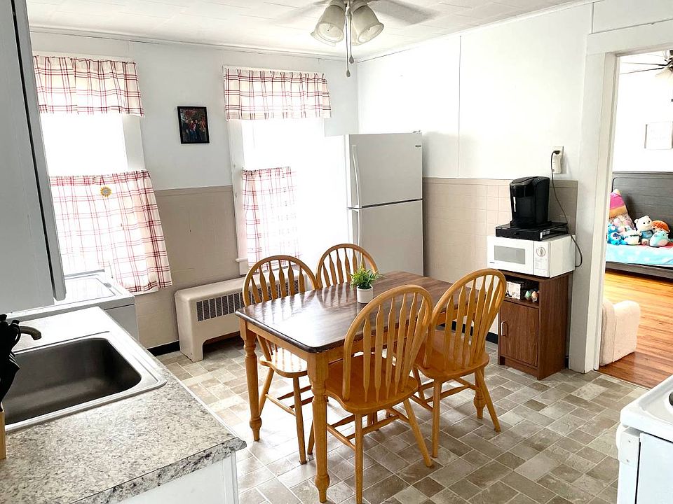 Bright Eat-in-Kitchen