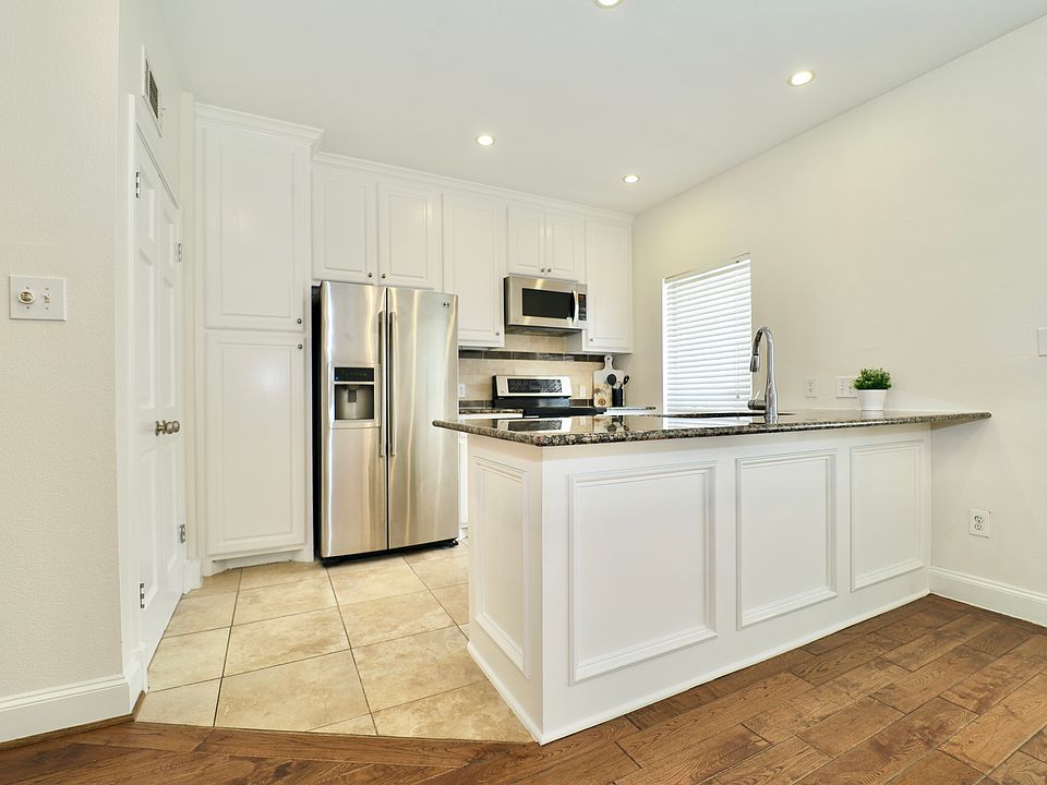 1st image of 407 Josephine St