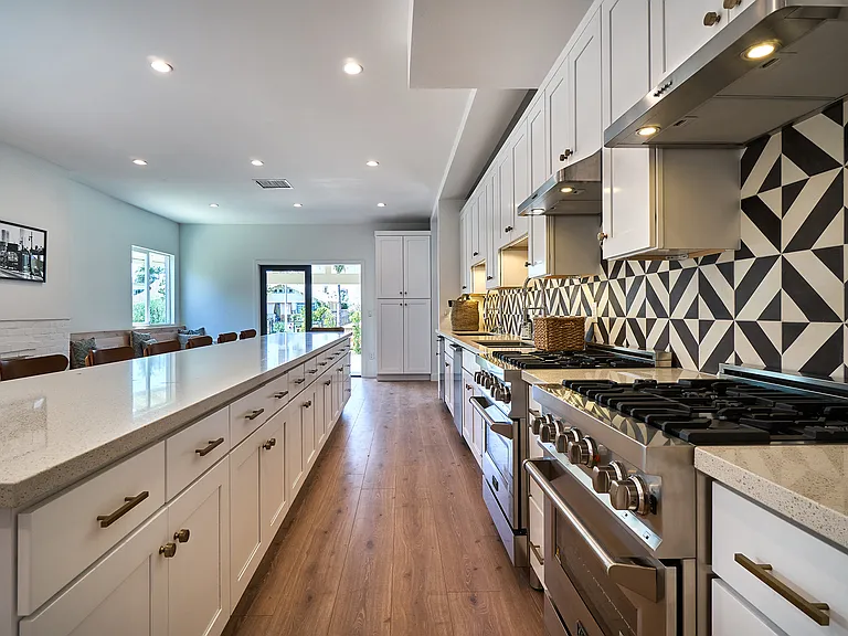 152 S Serrano Ave — Photo 6
