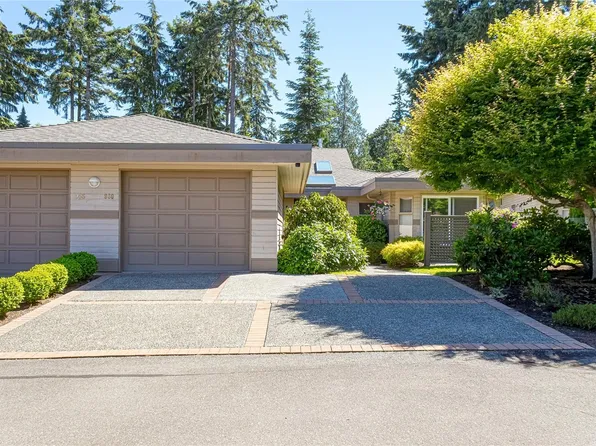 960 Saint Andrews Ln, Nanaimo, BC V9P 2M5
