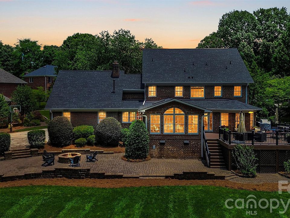 1st image of 300 Quill Ln