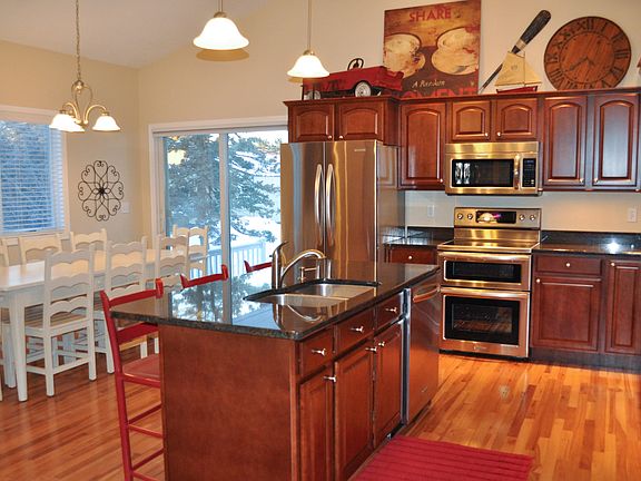 Open concept kitchen/dining