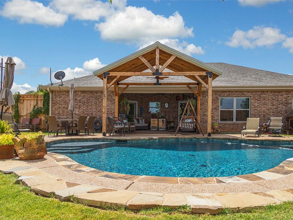 1st image of 504 Longhorn Dr