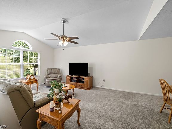 5th image of 140 Woodbury Glen St