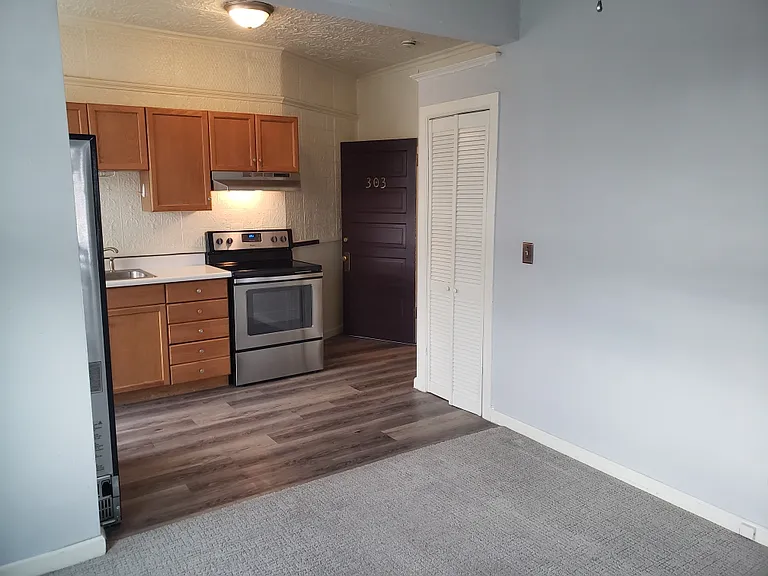Metro Apartments — Photo 10