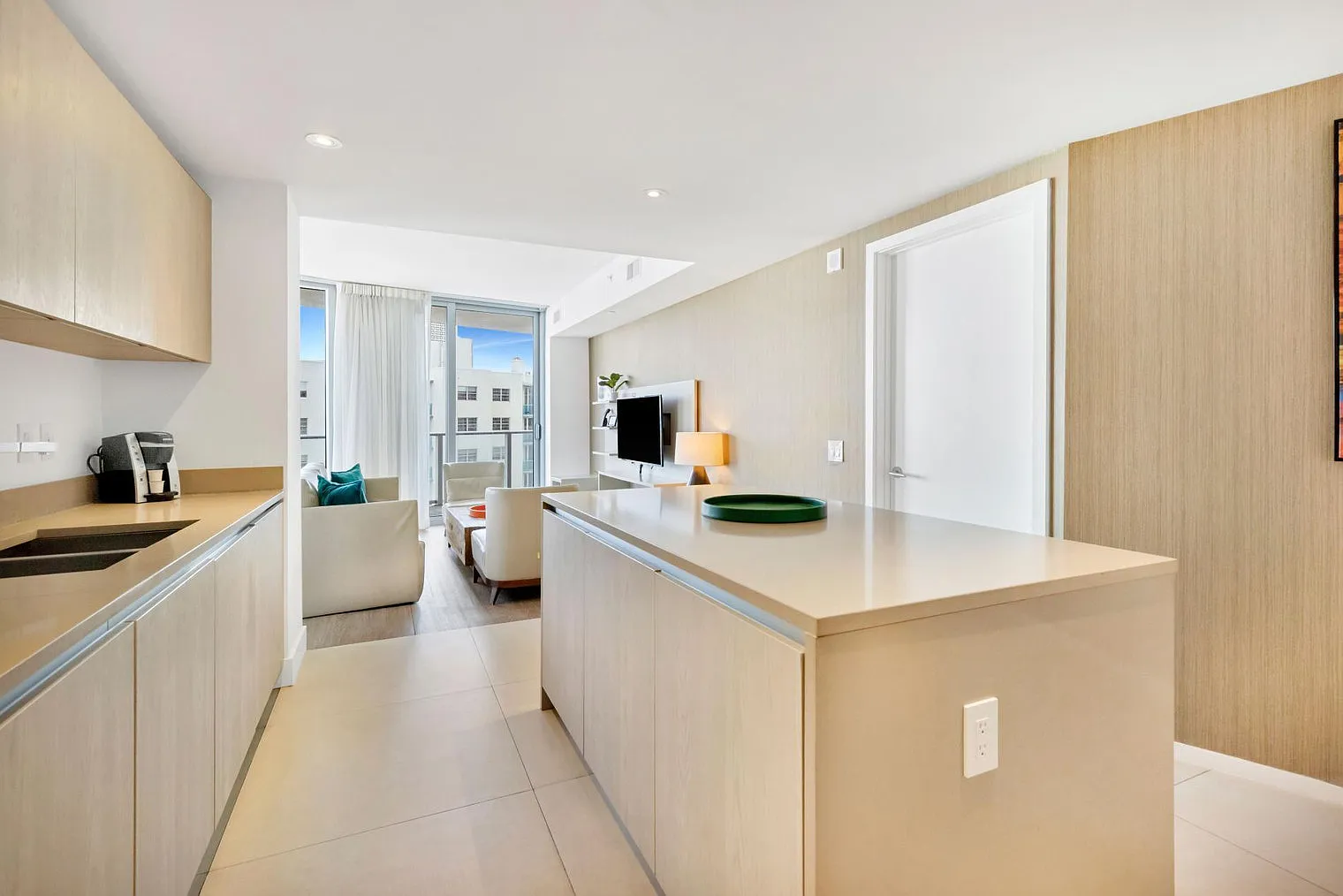 1 bed, 1.0 bath, 871 sqft, $4,780 — Photo 3