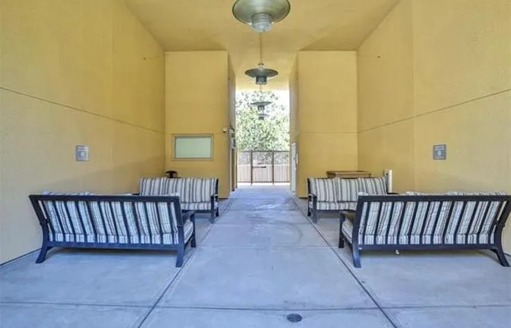 E Angeleno Ave — Photo 23