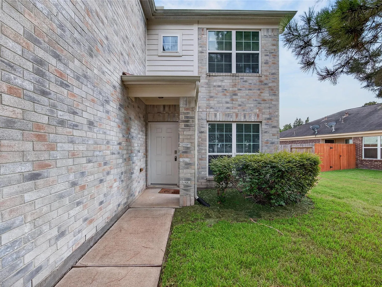 4 bed, 2.5 bath, 3136 sqft, $2,600 — Photo 2