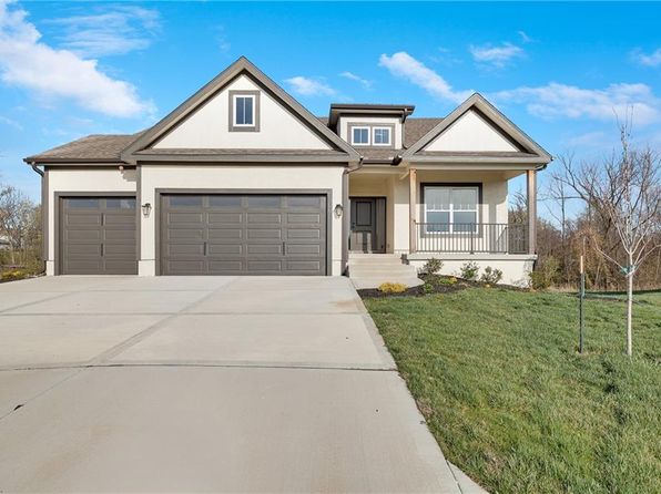 300 SW Hawthorne Ct, Blue Springs, MO 64014