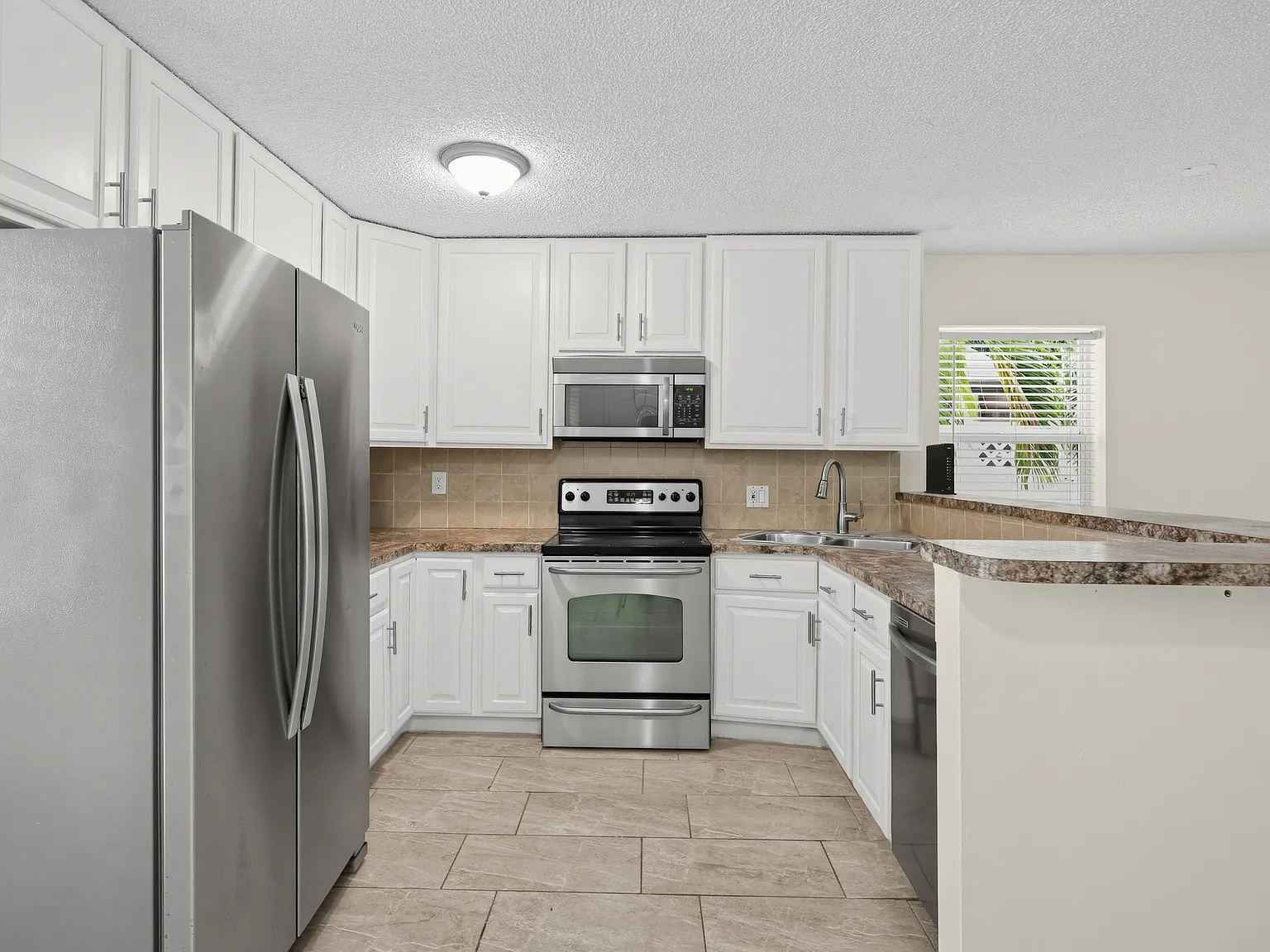 3 bed, 1233 sqft, $3,047 — Photo 3