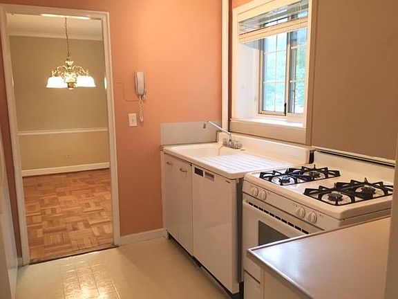 3rd image of 5 Chateaux Cir