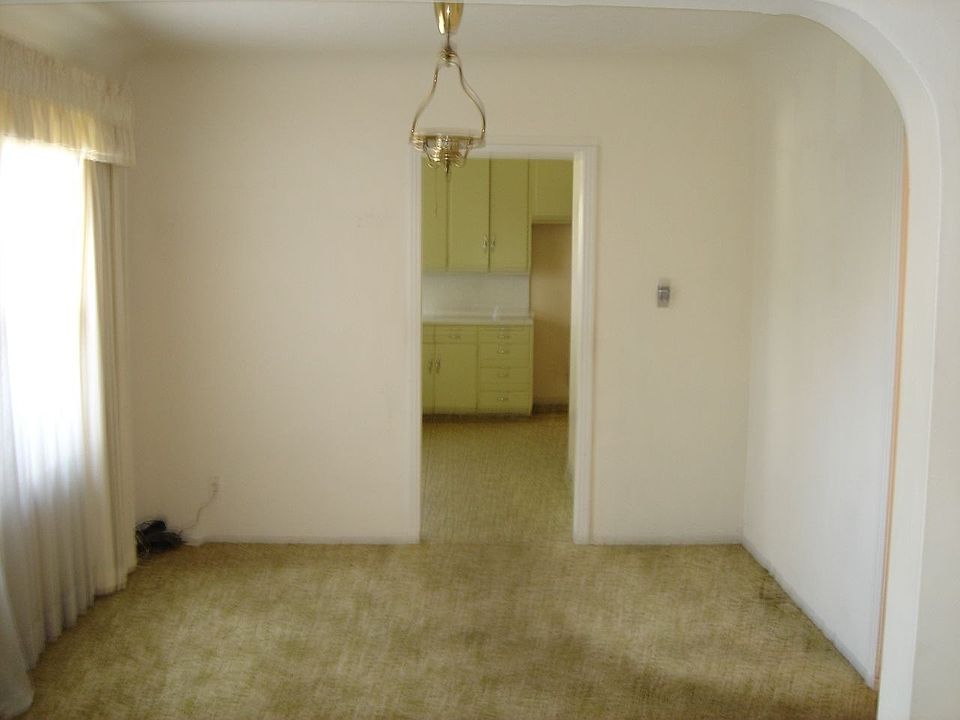2nd image of 905 E Dinuba Ave