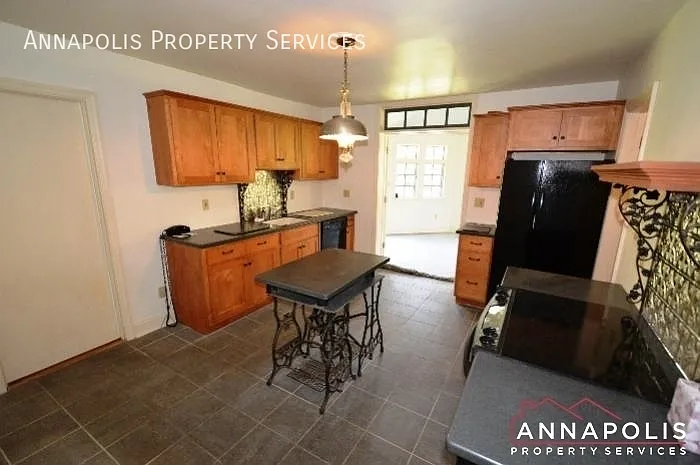 208 Avondale Cir — Photo 3