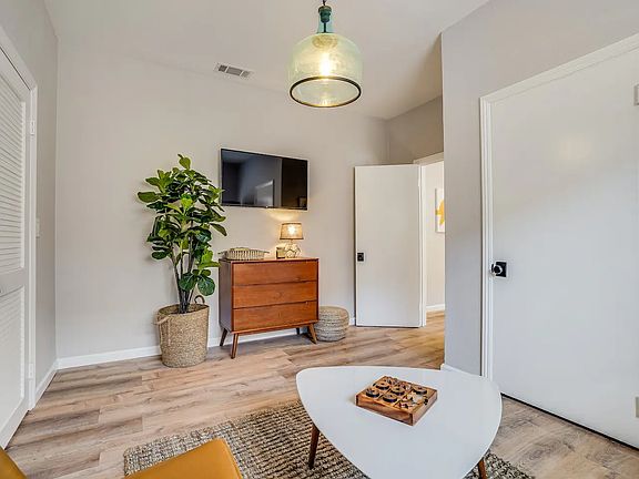 4th image of 2325 Pulgas Ave