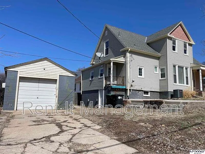 4 bed, 2.0 bath, 1842 sqft, $2,200 — Photo 2