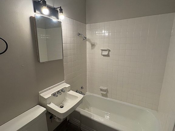5th image of 615 W 15th St APT 6