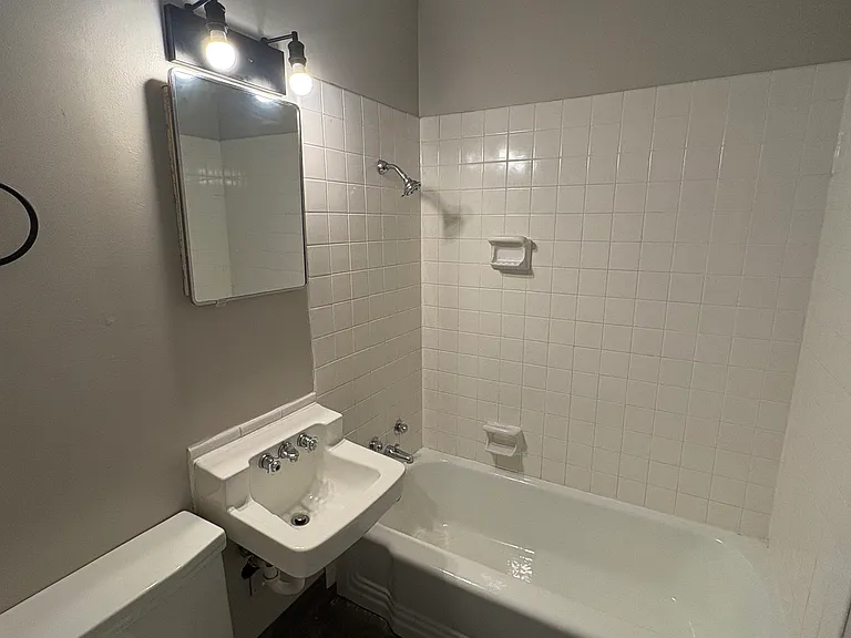 615 W 15th St #6 — Photo 5