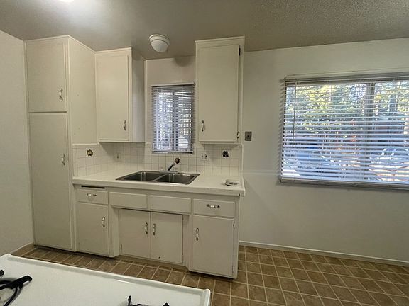 4th image of 948 Tallac Ave #1