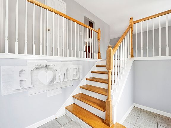 3rd image of 6887 Hawthorne Ln