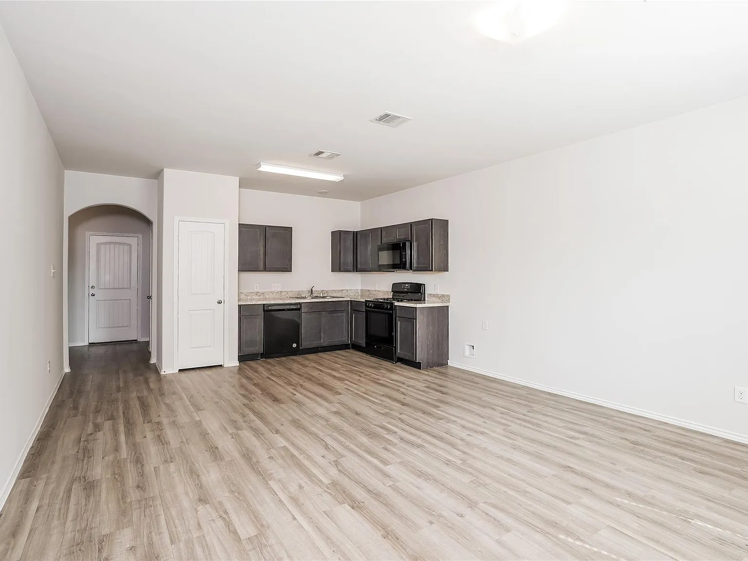 3 bed, 2.5 bath, 1631 sqft, $1,925 — Photo 4