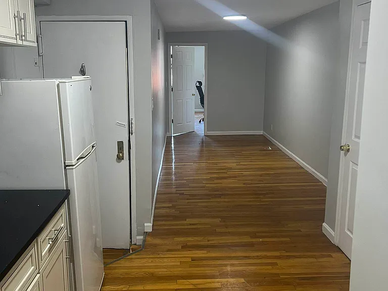 352 E 9th St #5 — Photo 4