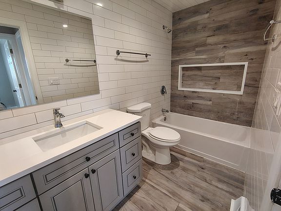 4th image of 5861 Garrett Ln APT 1
