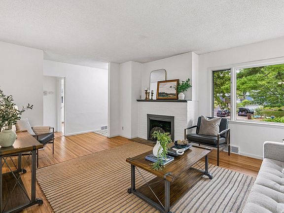 3rd image of 2417 Parkview Blvd