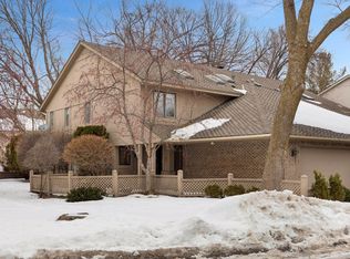 1135 Hollybrook Dr, Wayzata, MN 55391