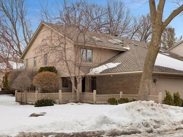 1135 Hollybrook Dr, Wayzata, MN 55391