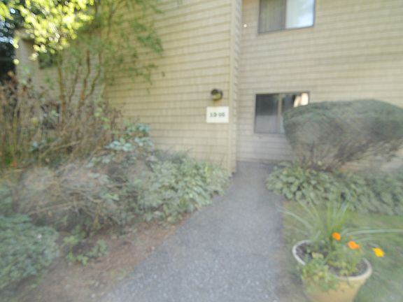 2nd image of 15 Hawthorne Cir #15