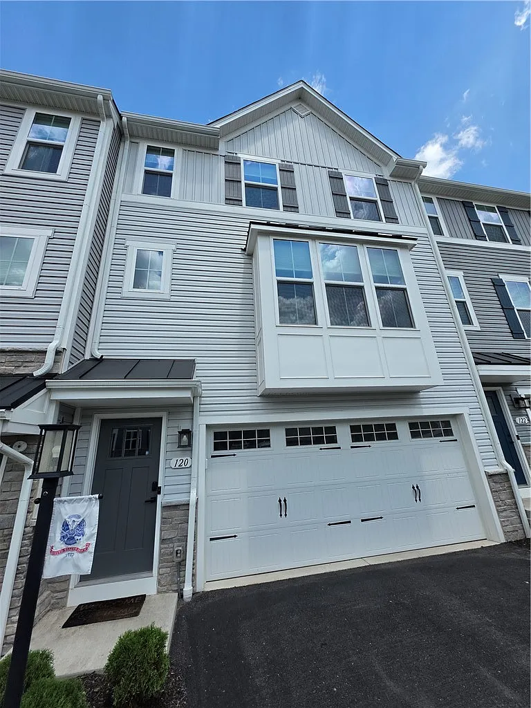 3 bed, 2.5 bath, 1912 sqft, $2,700 — Photo 1