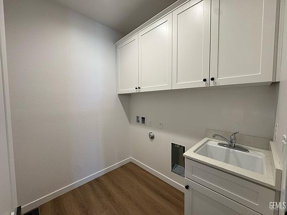 4th image of 11029 Alcazar Ave
