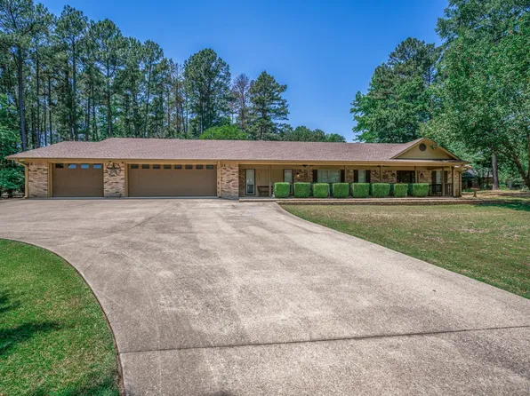 1717 W Lake Dr, Gladewater, TX 75647