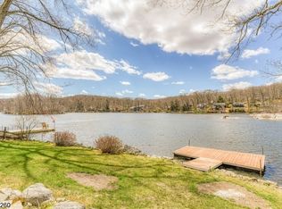 38 Lake Shore Rd E, Stockholm, NJ 07460