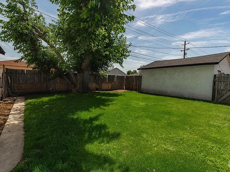2907 Truxtun Ave — Photo 2