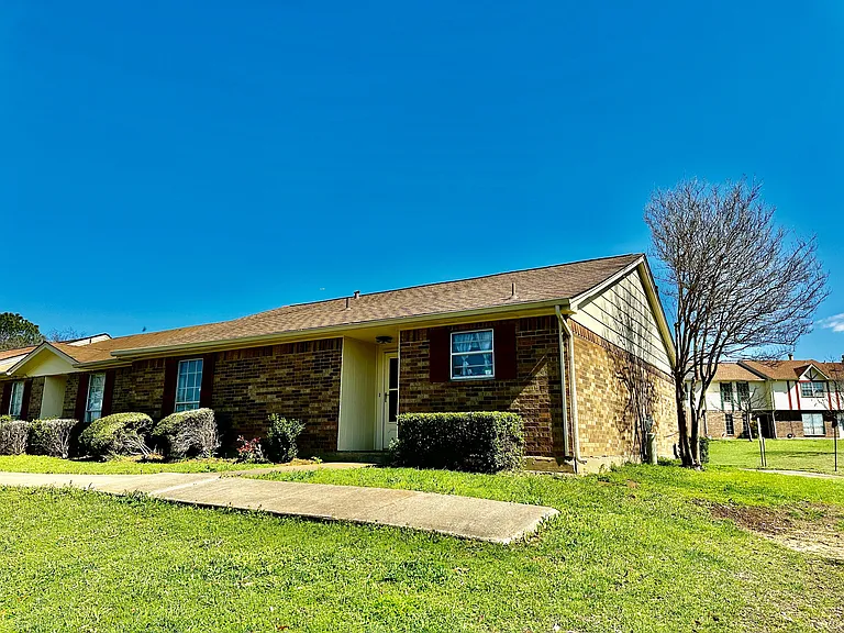 1 E Mountain Ln #MAIN — Photo 2