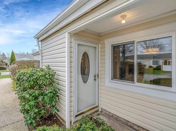 101 Cabot Court W #101, Saint James, NY 11780