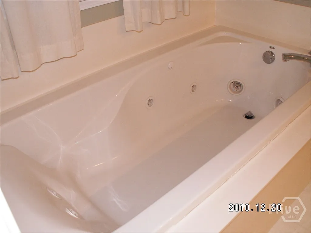 3 bed, 2.0 bath, 1678 sqft, $2,300 — Photo 3