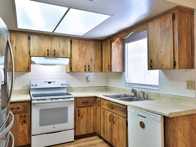 1404 Dexter Dr N — Photo 8