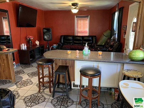 2nd image of 222 E 16th St