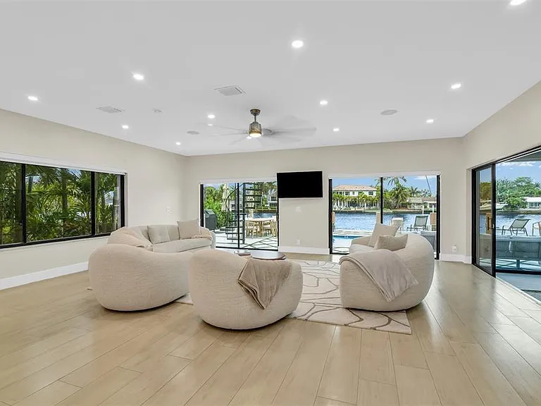 319 S Riverside Dr — Photo 11