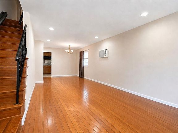 3rd image of 318 Seaver Ave