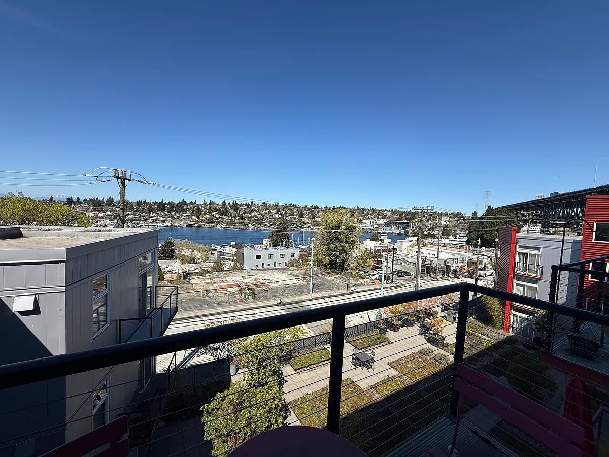 Building Photo - 2960 Eastlake Ave E #411