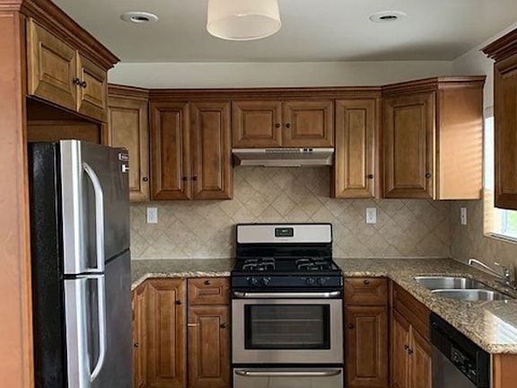 3rd image of 1622 S Beverly Glen Blvd APT 1