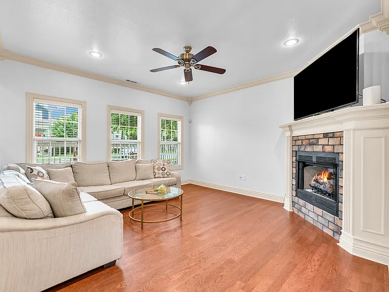 536 Tennyson Ln — Photo 7