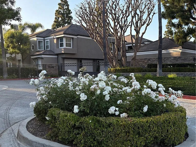 66 Baycrest Ct — Photo 1